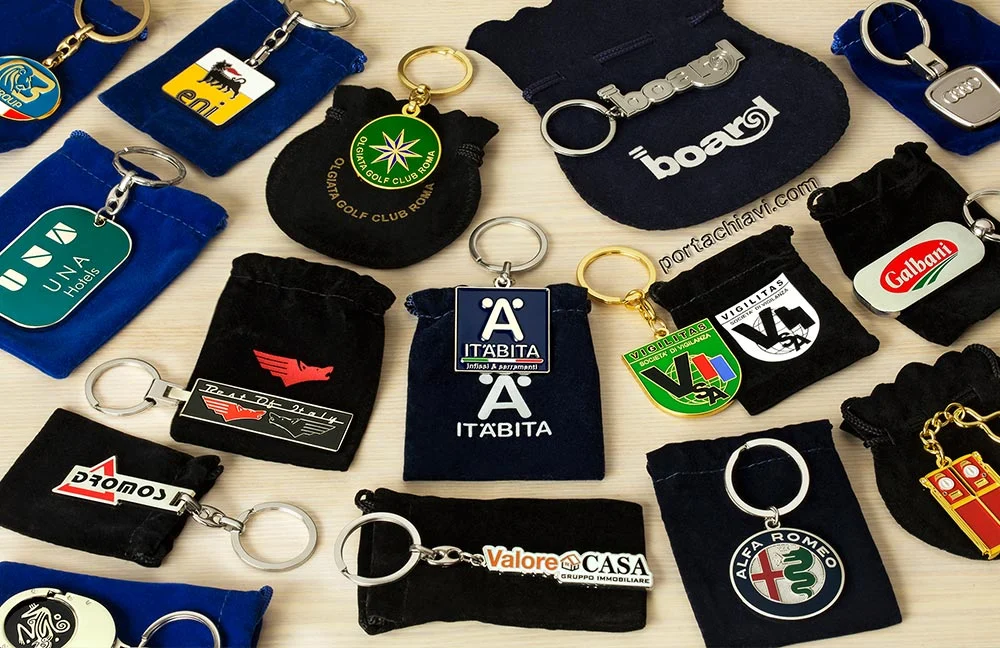 Personalizzazione dei sacchettini in velluto per i nostri portachiavi con il logo del cliente, vari colori, forme e dimensioni disponibili
