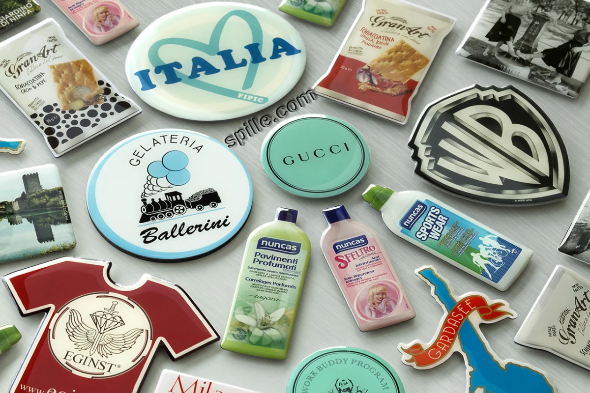 Assortimento di calamite da frigo personalizzate, realizzate in PVC, resinati con la grafica stampata oppure smaltate