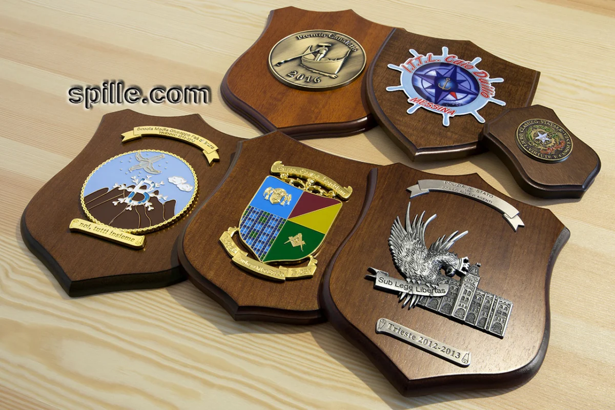 Assortimento di crest personalizzati con il singolo medaglione, possibilità di aggiungere ulteriori targhette sopra o sotto, come in foto