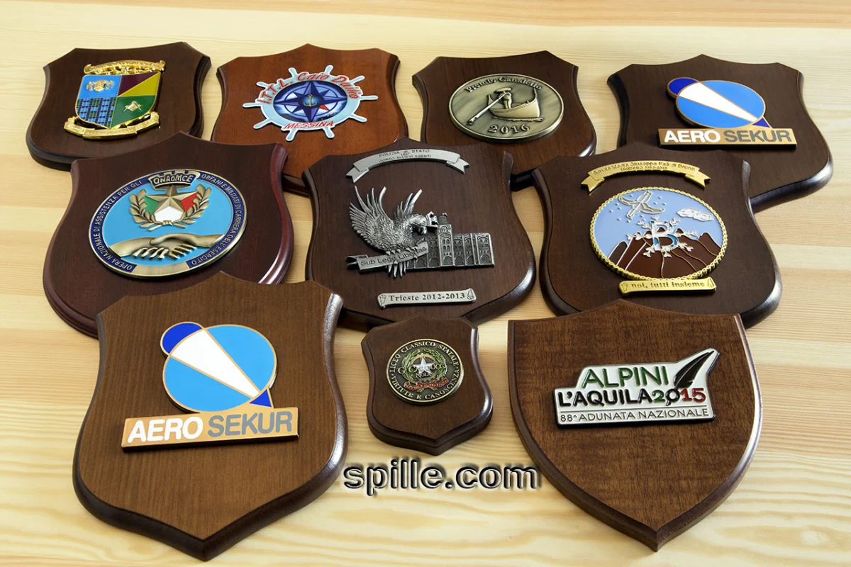 Vasta scelta di smalti e placcature per i crest militari che vengono realizzati su progetto del cliente
