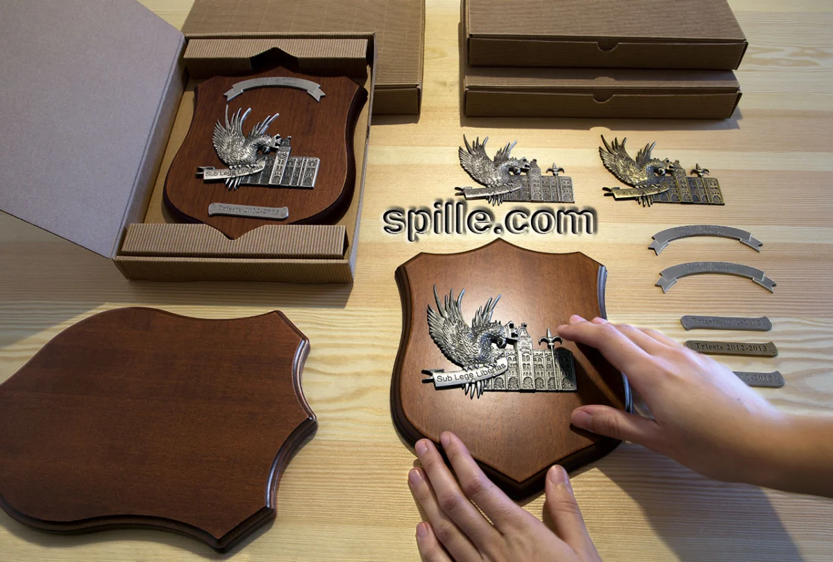 Esempio di un crest personalizzato con la base in legno e la scatola in cartone su misura