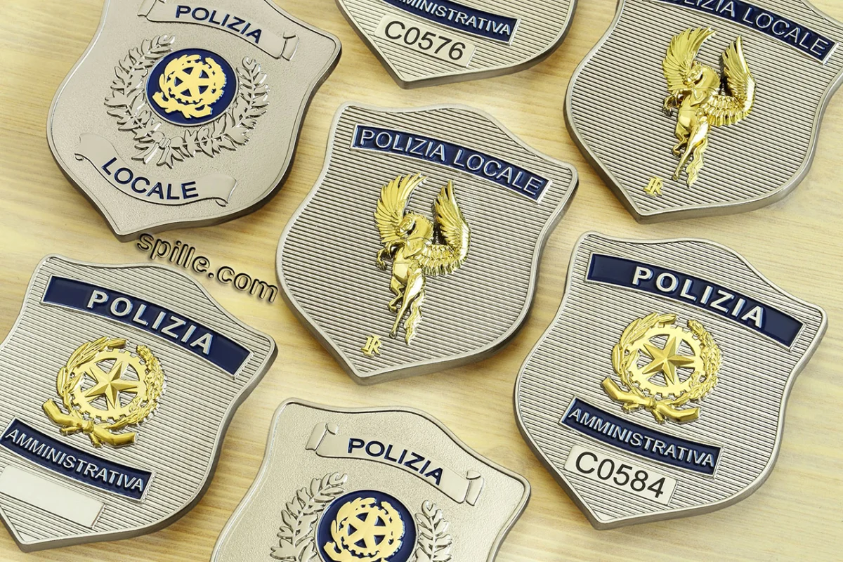 Realizzazione di distintivi scolpiti in 3D in varie placcature su progetto, grafiche personalizzate e sagomate