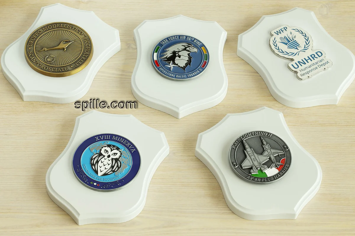 Selezione di piccoli crest personalizzati con la base in legno tinta di bianco che solo il lider del settore può realizzare