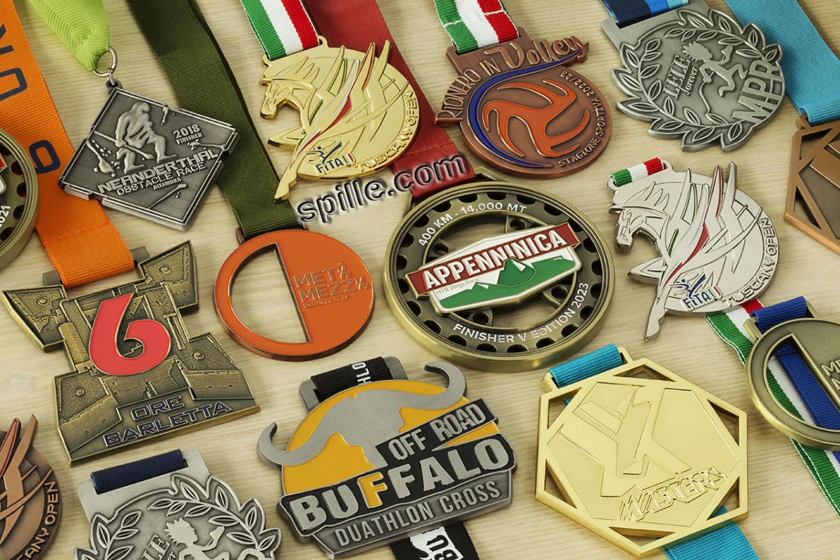 Vasta scelta di medaglie per le premiazioni sportive, maratone, grafiche personalizzate, nastri con la stampa su progetto del cliente