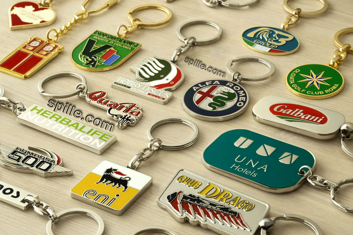 Vasta scelta di personalizzazione per i nostri portachiavi, logo del cliente, forme sagomate, varie dimensioni, smalti di vari colori, diversi tipi di attacco
