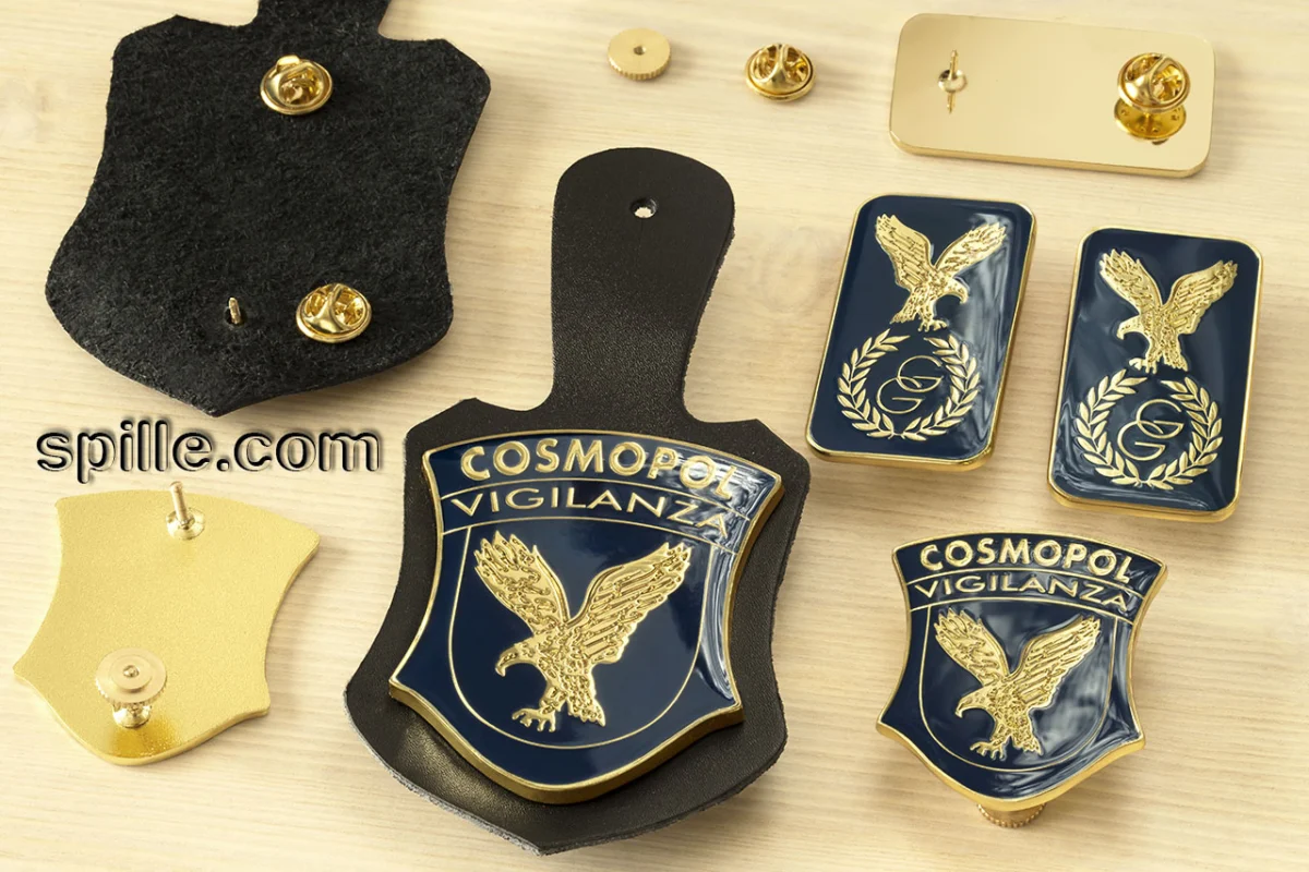 Vasta scelta di set di distintivi militari, set coordinati con logo personalizzato e con vari tipi di chiusura o attacco