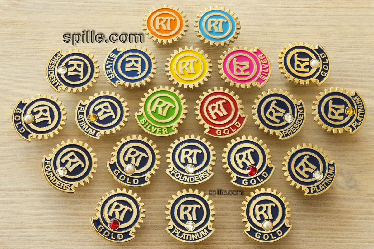 Pins e spillette con perle incastonate che rendono le spille personalizzate ancora più preziose e di valore