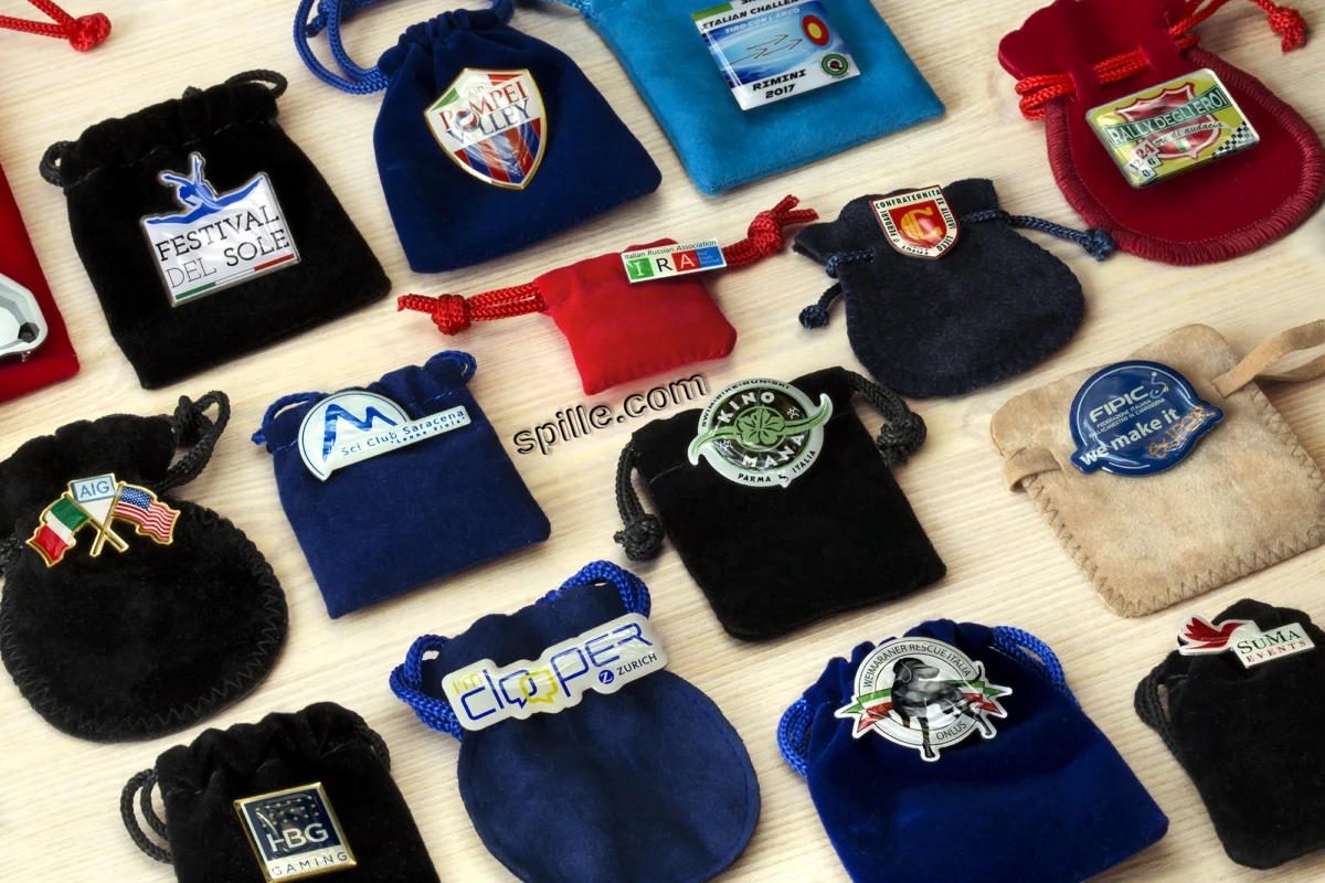 Ampia scelta di sacchetti in velluto per accompagnare le spille resinate, sacchetti di vari colori, forme e dimensioni con il logo stampato sopra